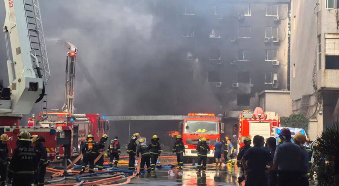 Bomberos realizan labores de rescate en la fábrica