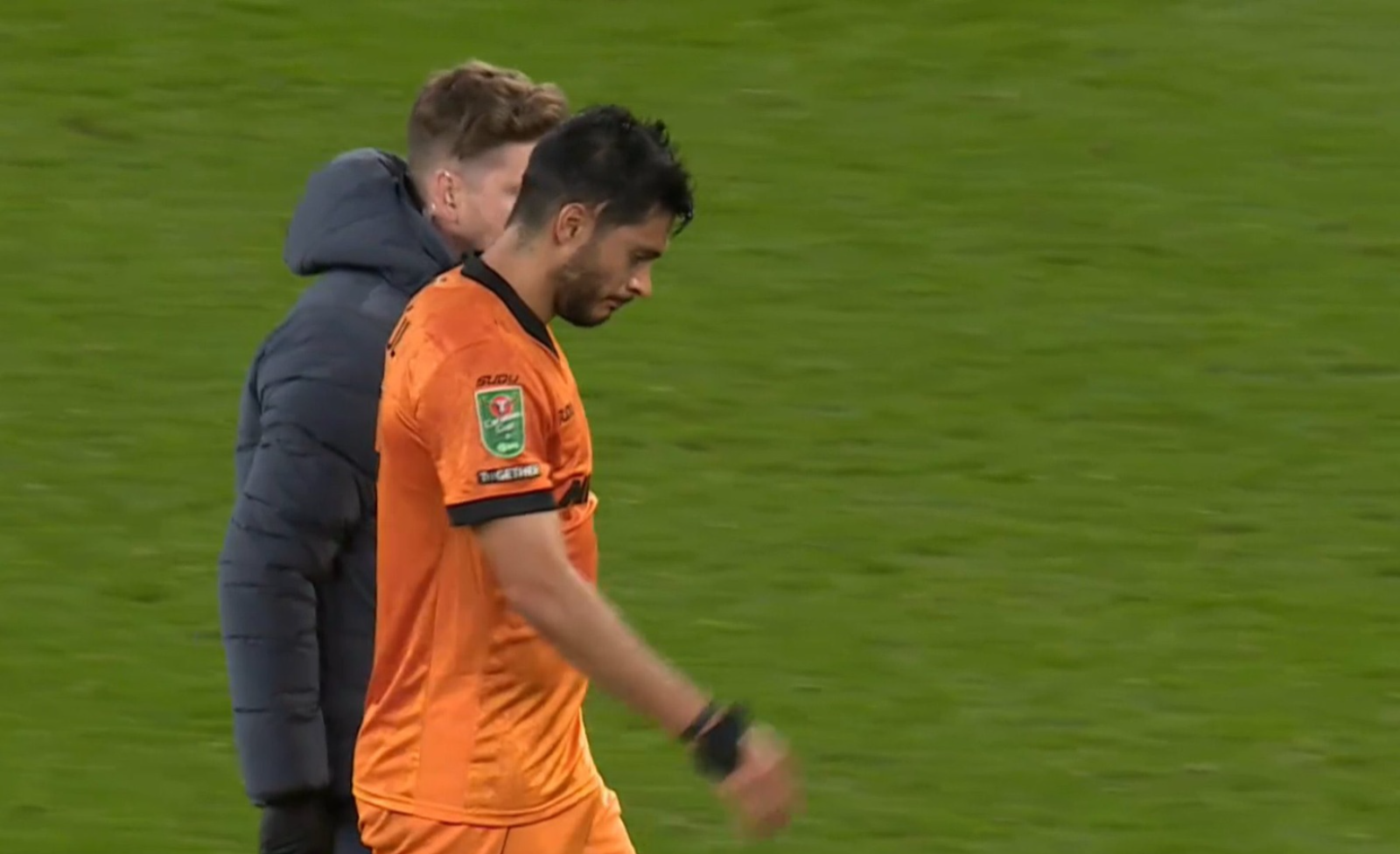 Raúl Jiménez sale lesionado con Wolverhampton y enciende alerta en la Selección Mexicana.