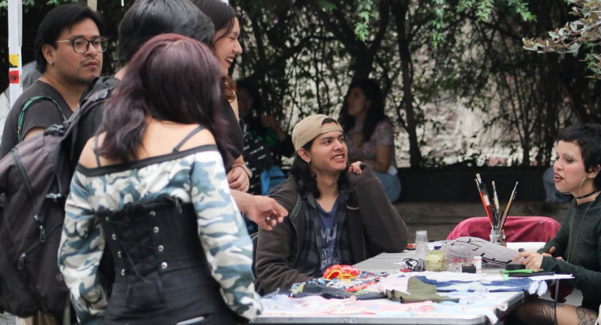 Jóvenes artistas buscan su lugar a un costado de la Torre Latino