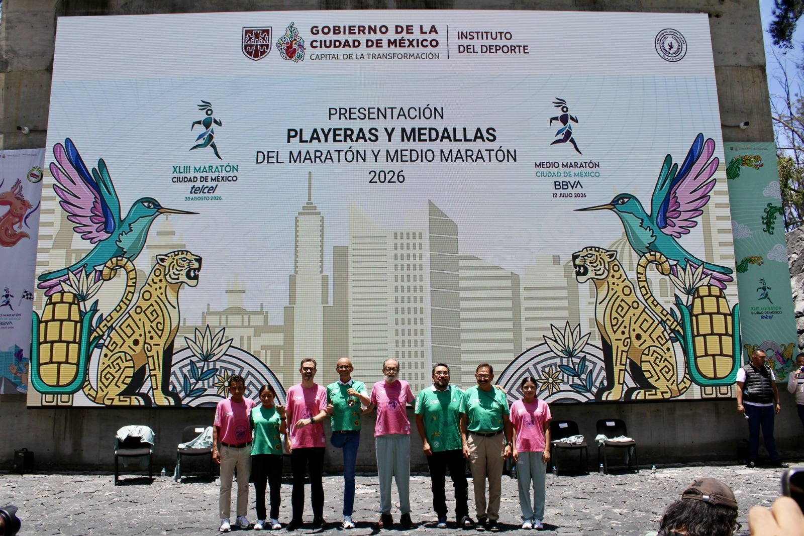 Presentan las medallas y playeras oficiales del maratón y medio maratón de la CDMX