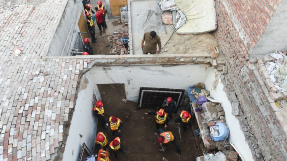 Mueren 14 niños y otros ocho resultan heridos tras derrumbarse el techo de su escuela en Pakistán
