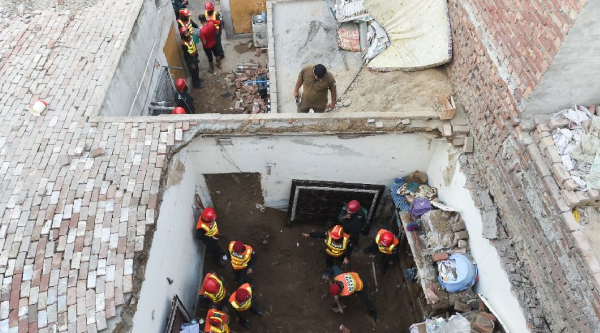 Mueren 14 niños y otros ocho resultan heridos tras derrumbarse el techo de su escuela en Pakistán