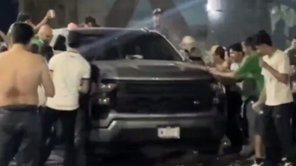 Hombre en estado de ebriedad atropella a aficionados en festejos del triunfo de México en Chihuahua