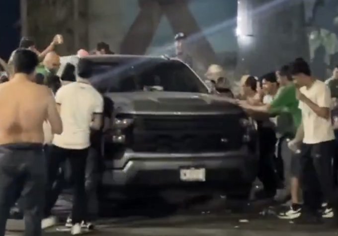 Hombre en estado de ebriedad atropella a aficionados en festejos del triunfo de México en Chihuahua.