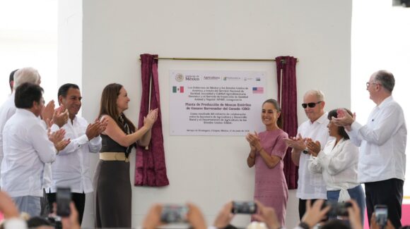 Claudia Sheinbaum inaugura planta de moscas estériles contra gusano barrenador en Chiapas