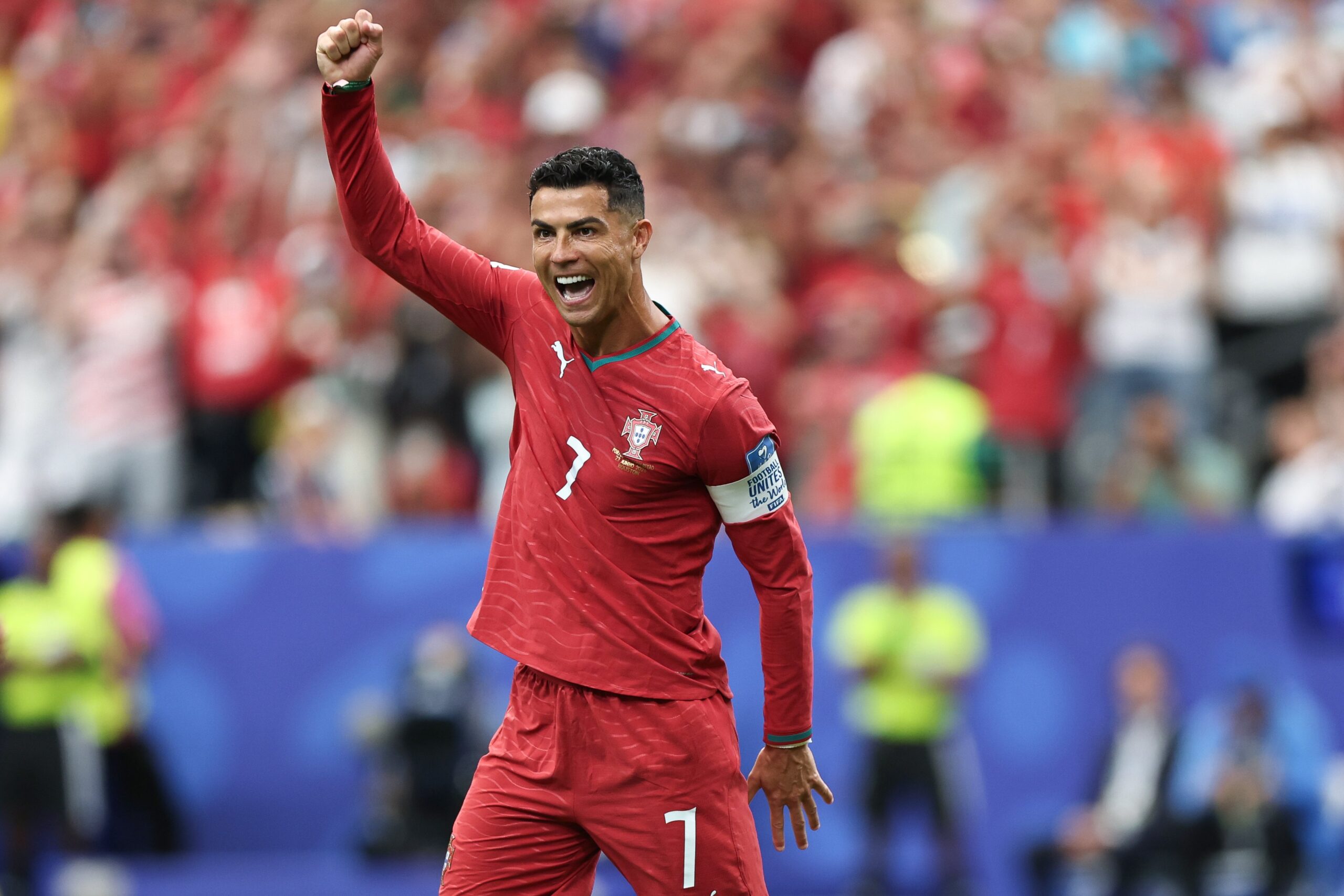 ¿Se molestó? Así reaccionó Cristiano Ronaldo al preguntarle sobre Messi tras partido ante Uzbekistán.