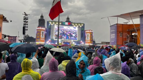 Aficionados abarrotan el Fan Fest del Zócalo previo al México vs Ecuador; autoridades cierran el acceso