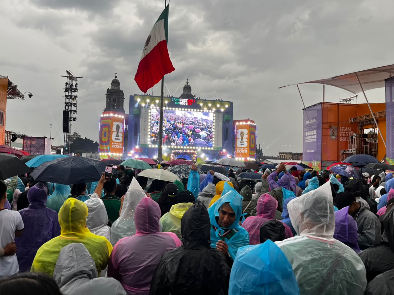 Aficionados abarrotan el Fan Fest del Zócalo previo al México vs Ecuador; autoridades cierran el acceso.