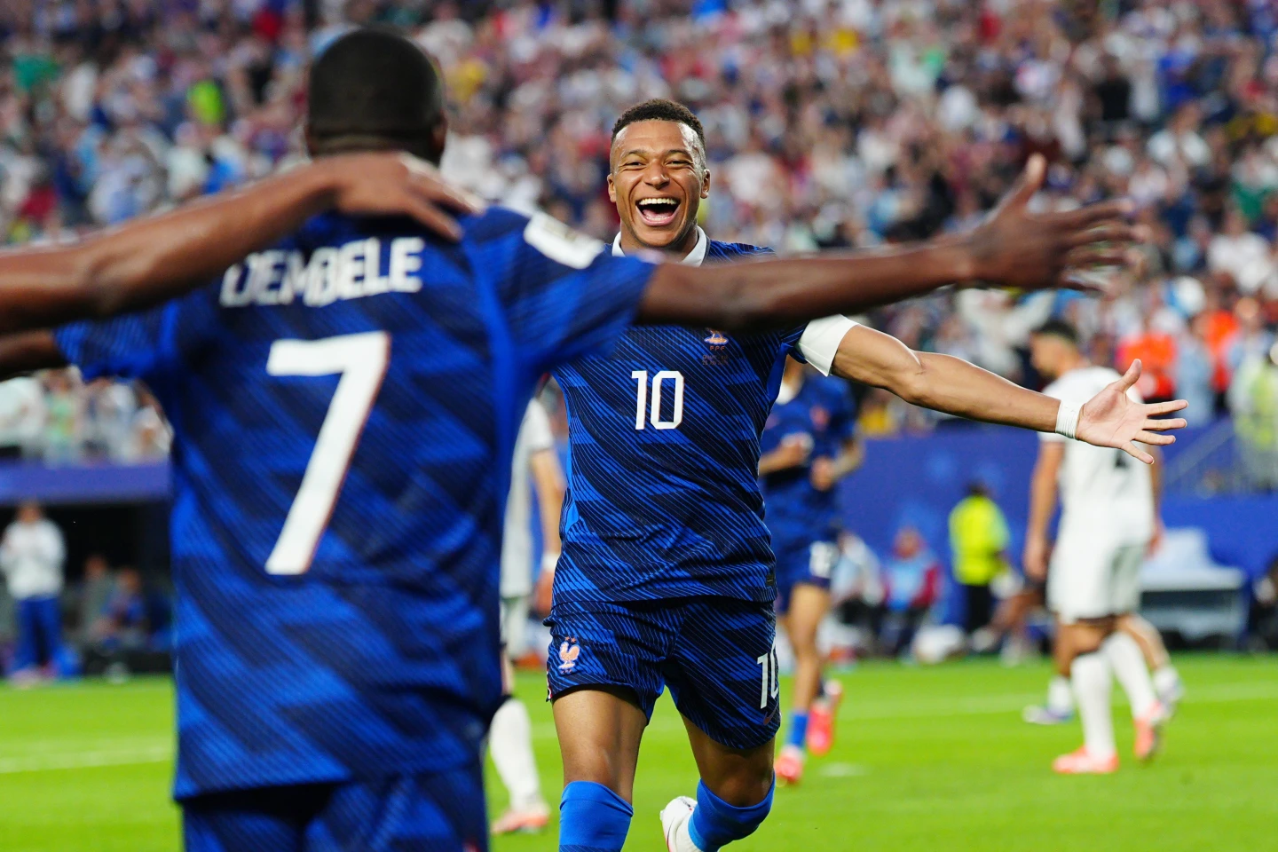 Mbappé brilla con doblete y Francia avanza con autoridad en el Mundial 2026 tras una larga pausa por tormenta.