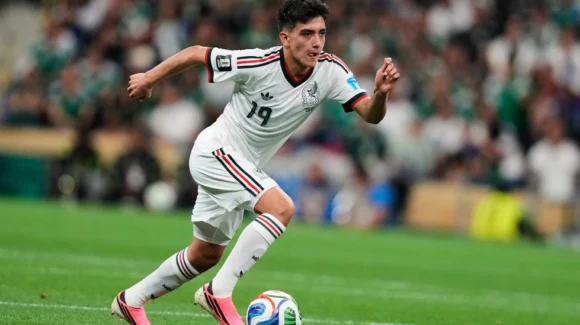 Gilberto Mora hace historia: El jugador más joven en ser titular con México en un mundial