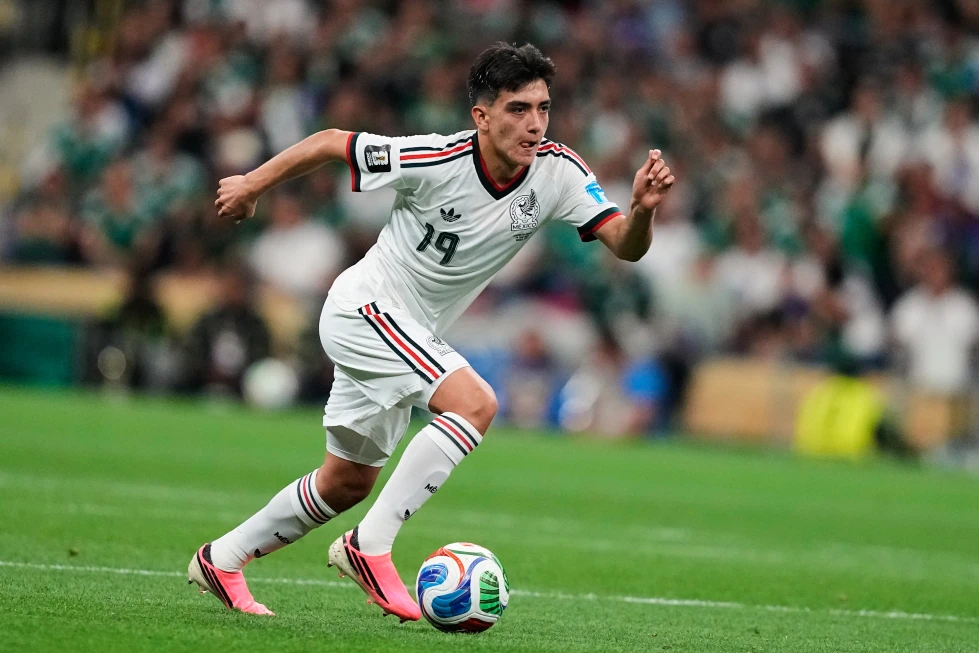 Gilberto Mora hace historia: el jugador más joven en ser titular con México en un Mundial.