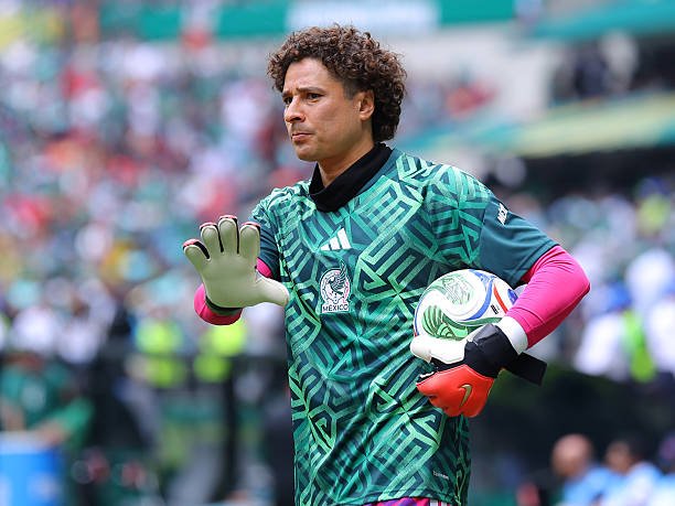 Casi se lesiona: Guillermo Ochoa sufre susto en entrenamiento de México antes de enfrentar a Chequia.