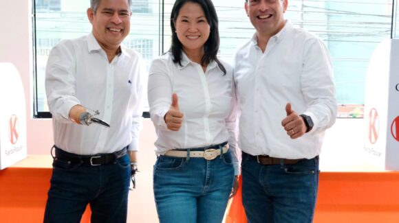 Keiko Fujimori toma la presidencia de Perú con promesa de gabinete independiente