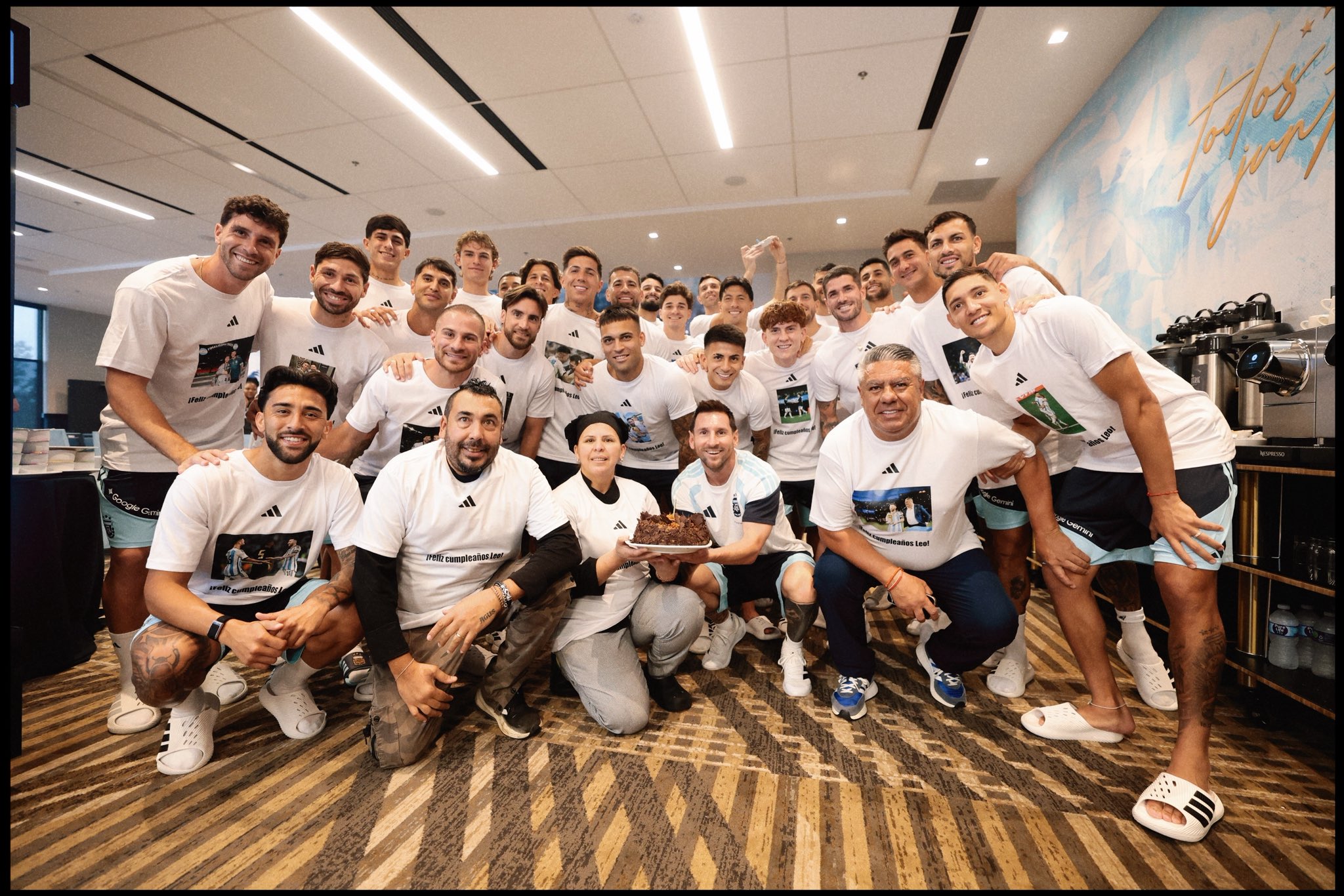 Selección Argentina celebra el cumpleaños de Lionel Messi con mensajes especiales.