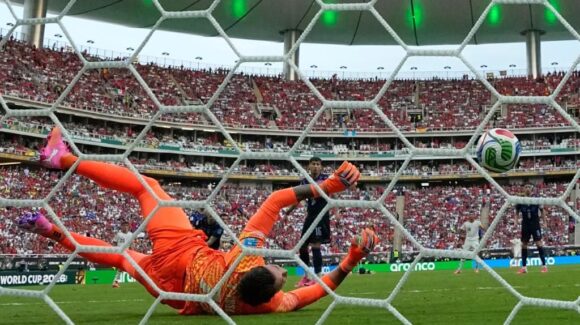 ¡Insólito! Marcelo Bielsa sacó en el entretiempo a Fernando Muslera por error en gol de España