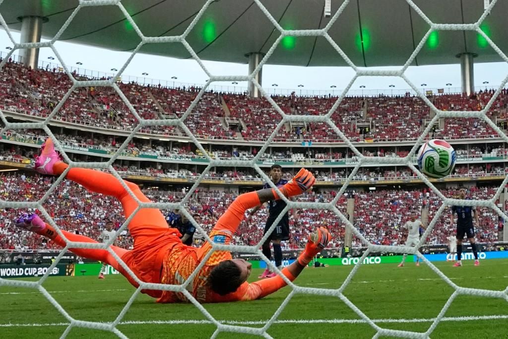 ¡Insólito! Marcelo Bielsa sacó en el entretiempo a Fernando Muslera por error en gol de España.