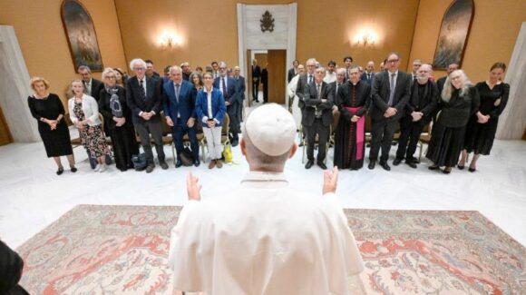 León XIV se reúne con escritores internacionales en acto por los cien años de la editorial del Vaticano