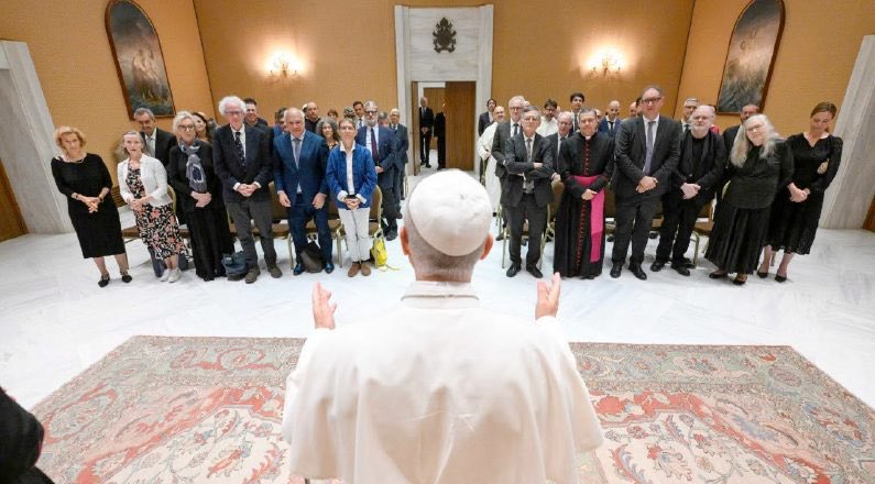 León XIV se reúne con escritores internacionales en acto por los cien años de la editorial del Vaticano.