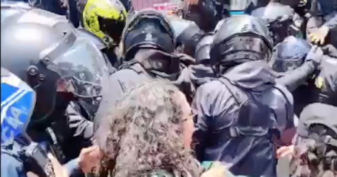 CDMX abre investigacion tras enfrentamiento con madres buscadoras en Calzada de Tlalpan.