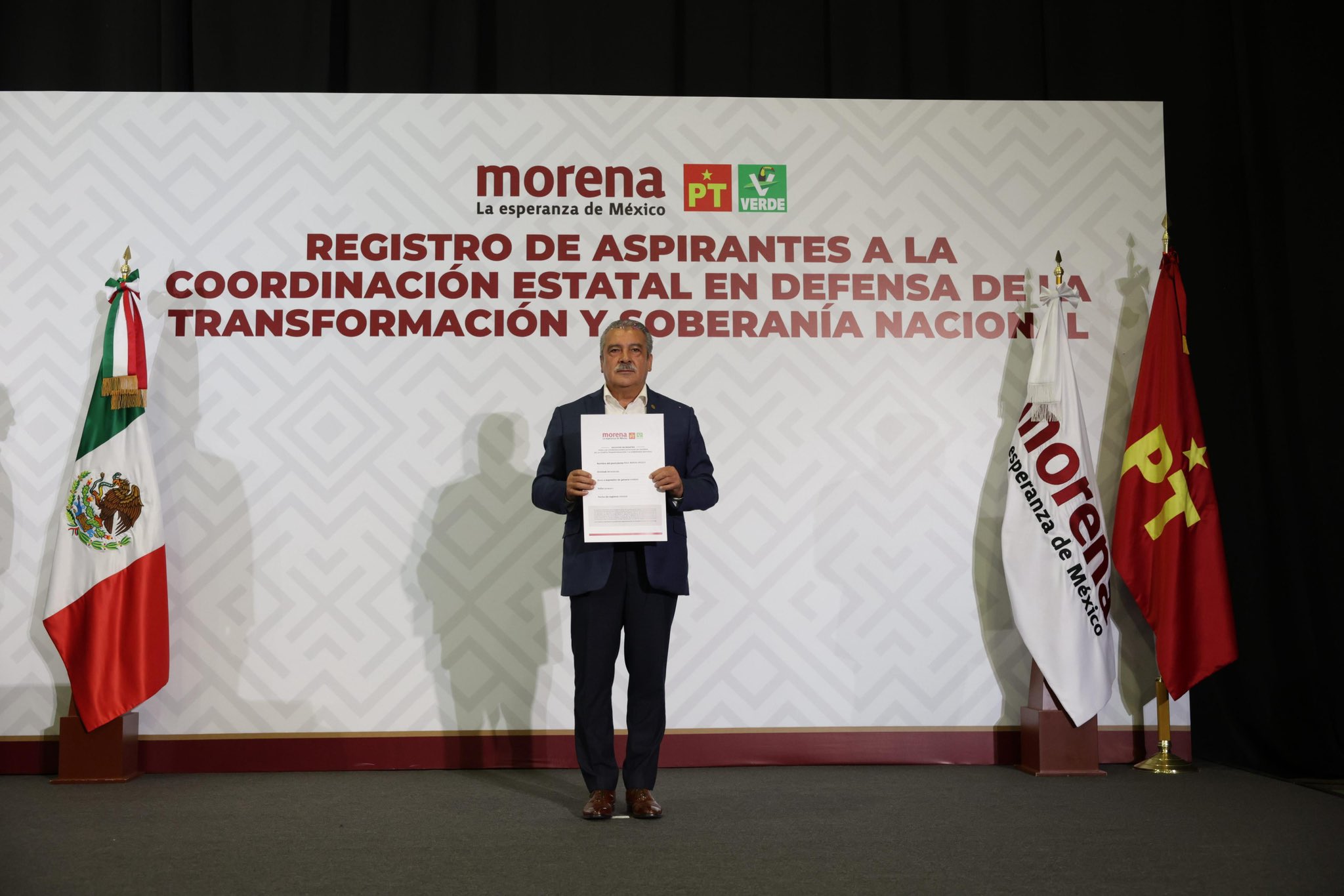 El senador, Raúl Morón, se registra como aspirante de Morena a la gubernatura de Michoacán.