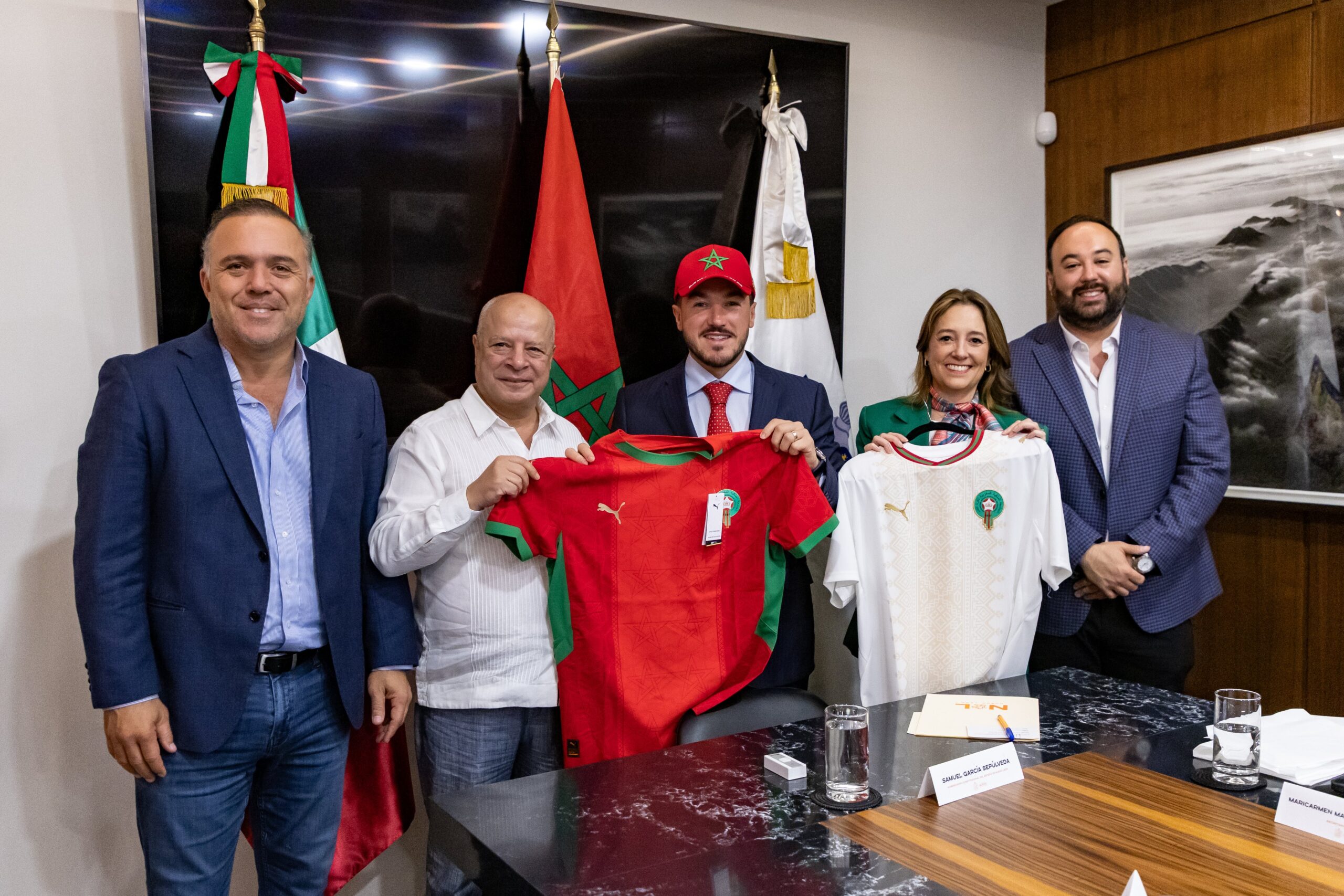 Samuel García recibe al embajador de Marruecos previo al duelo ante Países Bajos en Monterrey.