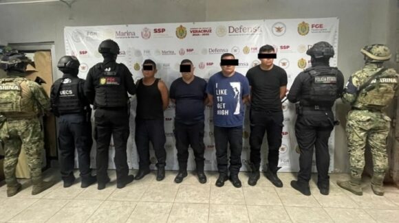 Autoridades de Veracruz detienen a policías de Ixhuatlán por presunto vínculo con secuestro de periodista