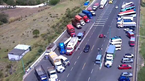 ¡Caos vial! Transportistas bloquean entradas a la CDMX: Lista completa de autopistas afectadas