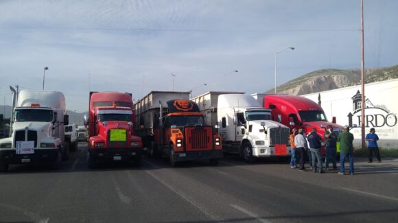 Transportistas suspende bloqueos en carreteras, pero mantiene paro nacional y exige la presencia de García Harfuch