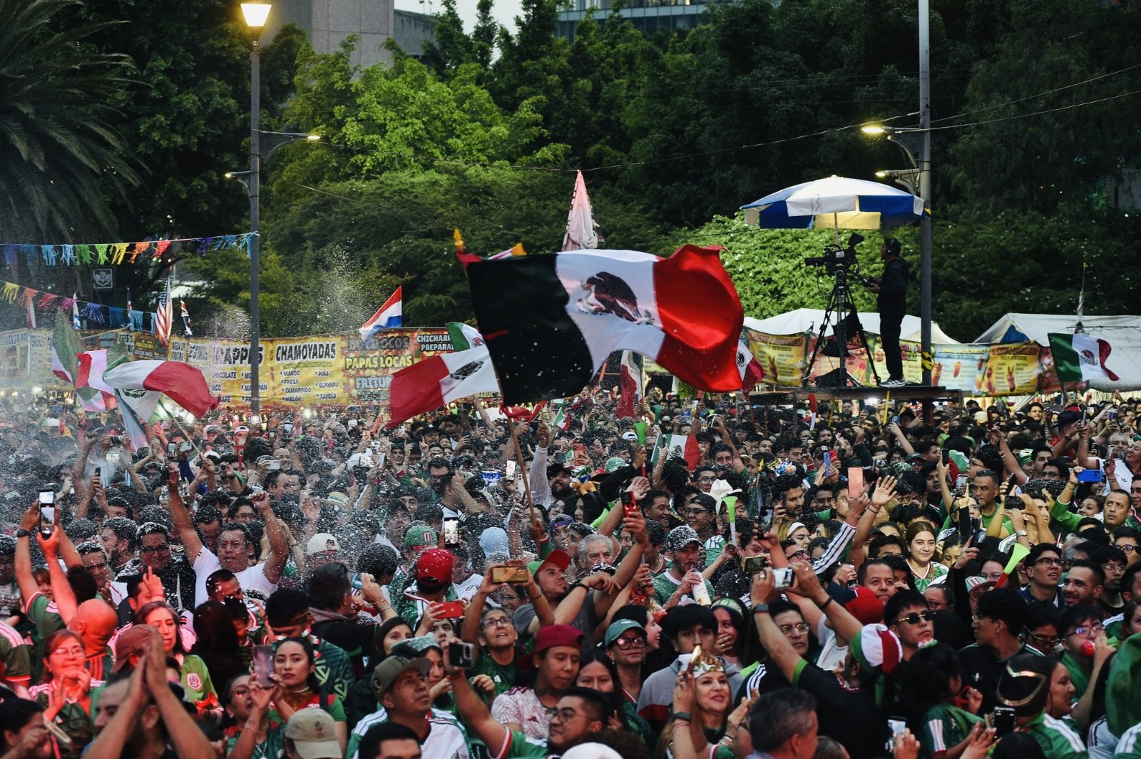 800 mil aficionados de la Selección Mexicana abarrotan el Ángel de la Independencia