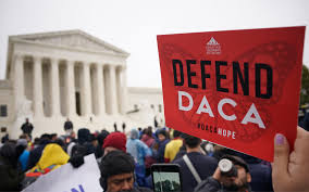 Administración Trump enfrenta demanda en California por retrasos en renovaciones del DACA; programa que protege a migrantes