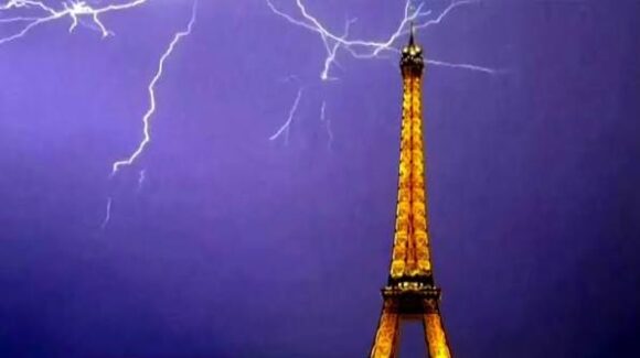 VIRAL: Rayos impactan Torre Eiffel durante tormenta en París