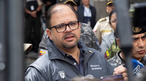 Disparan contra el ministro del Interior de Ecuador durante un operativo antidrogas en la provincia de Esmeraldas