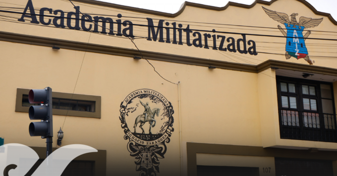 SEP ordena cierre de academia militarizada en Puebla por modelo no autorizado.