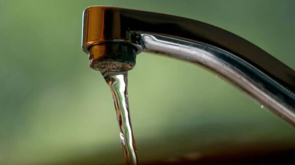Reportan agua turbia en Guadalajara; proponen exentar pago a familias afectadas