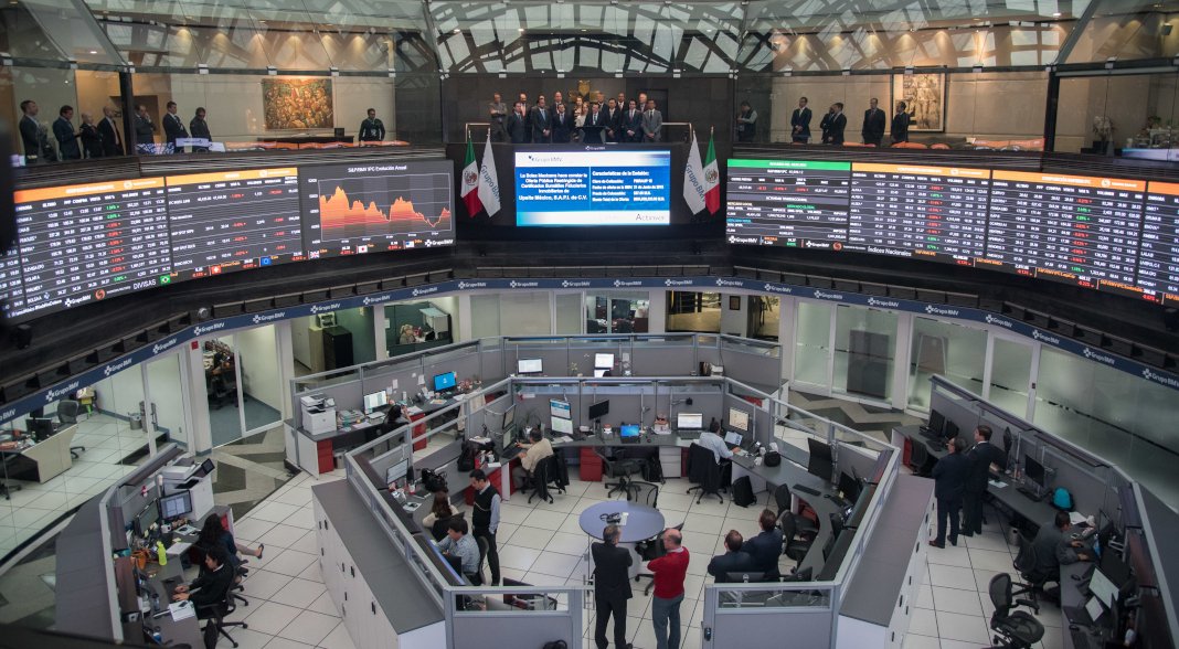 Bolsa Mexicana opera con pérdidas mientras Wall Street sube por inteligencia artificial.