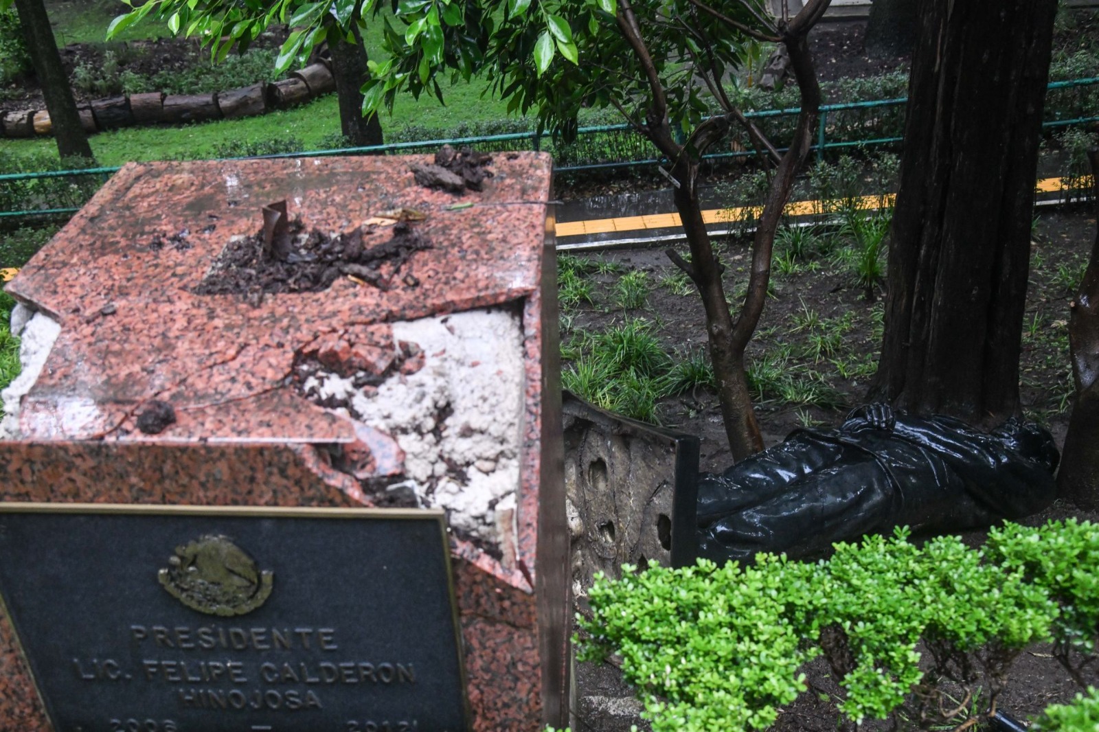 ¿Qué le pasó? Estatua del expresidente Felipe Calderón cumple un año tirada en Los Pinos.