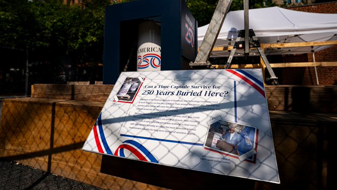 Estados Unidos entierra cápsula del tiempo por el 250 aniversario de independencia; se abrirá en 2276.