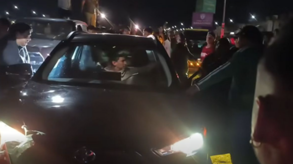Camioneta arrolla a aficionados durante los festejos del triunfo de la Selección Mexicana en Hidalgo