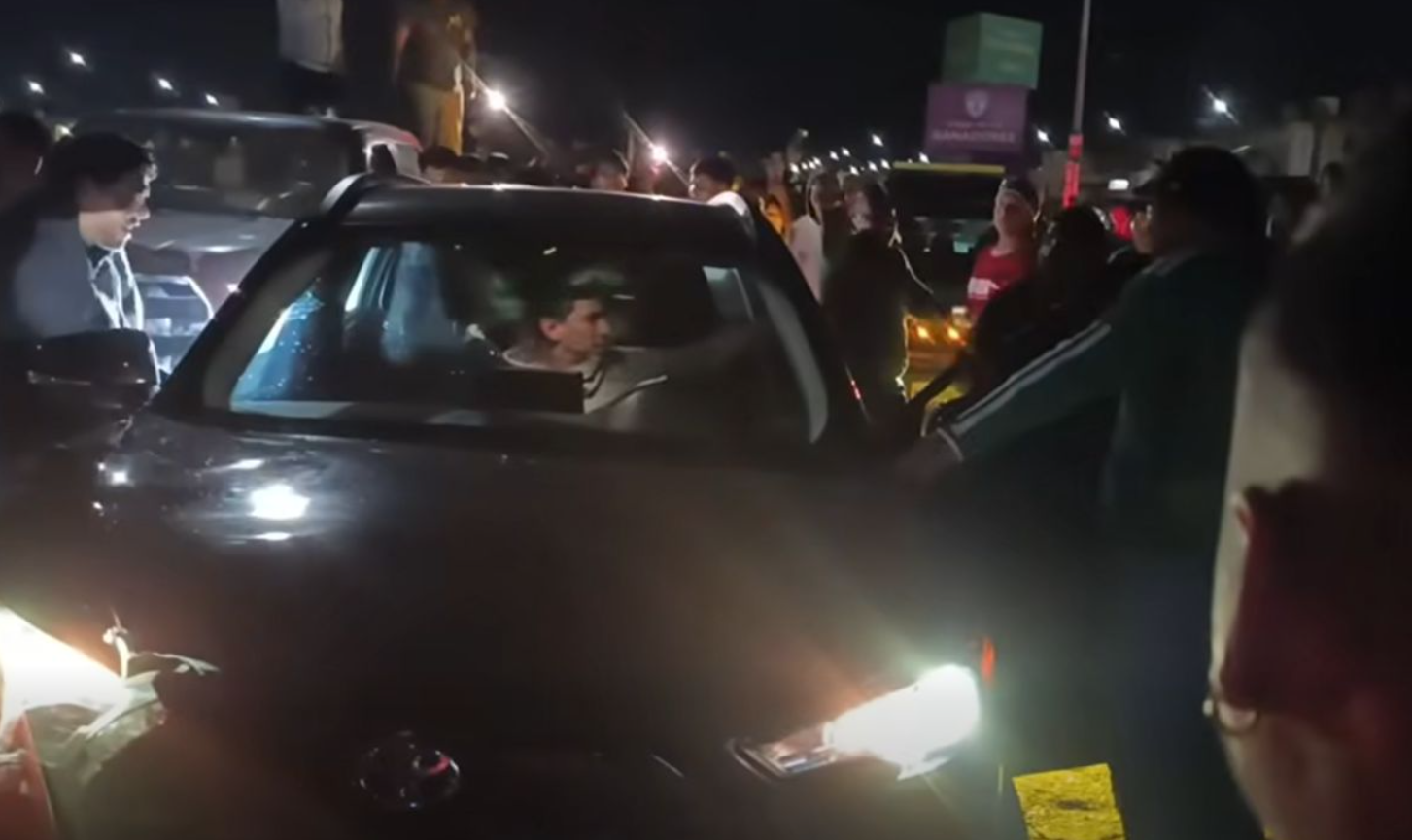 Camioneta arrolla a aficionados durante los festejos del triunfo de la Selección Mexicana