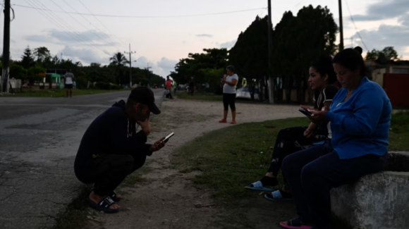 Colapsa la red eléctrica nacional de Cuba y deja sin luz a millones; investiga las causas del apagón