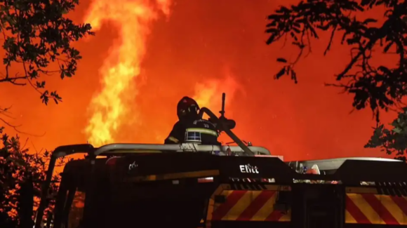 Países europeos enfrentan su tercera ola de calor y aumentan las alertas por incendios forestales