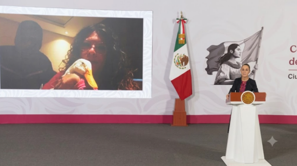 Sheinbaum anuncia que Pato Merlín y su familia recibieron vivienda; antes vivían en un local comercial