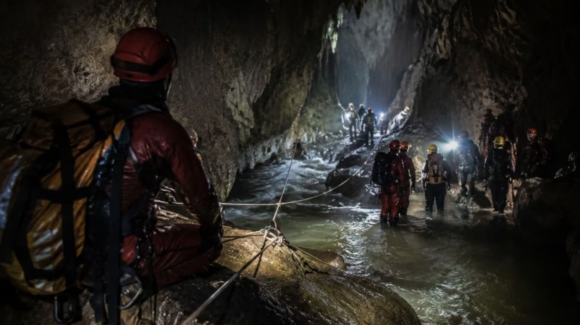 Rescatistas entran a la Gruta Chichicazapan en Puebla para recuperar cuerpos y buscar a desaparecido