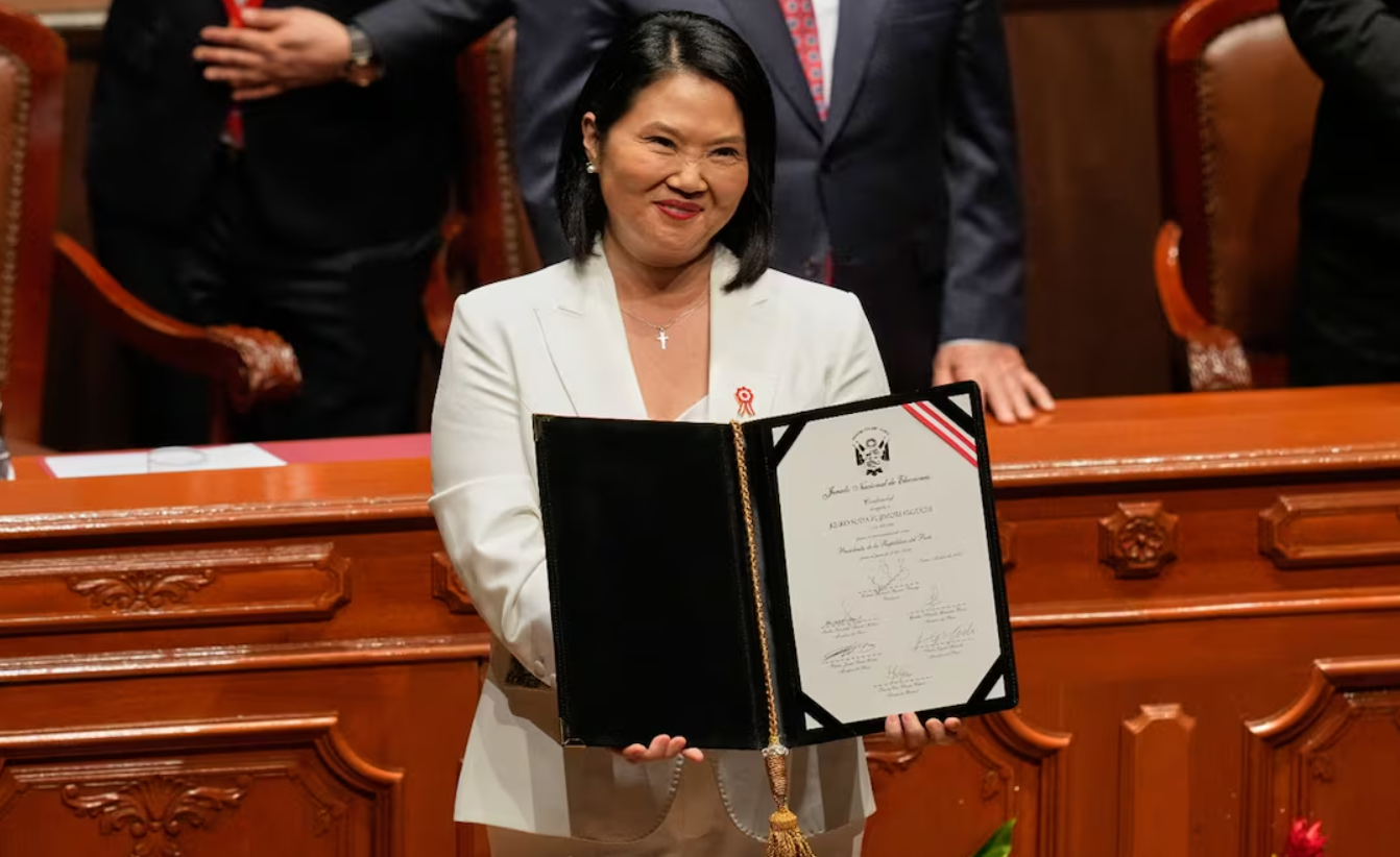 Keiko Fujimori recibe credenciales como presidenta electa de Perú