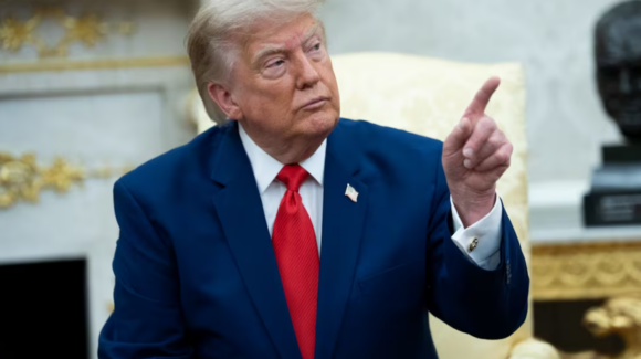 Trump amenaza a Irán con bombardear infraestructura si atacan buques en el Estrecho de Ormuz