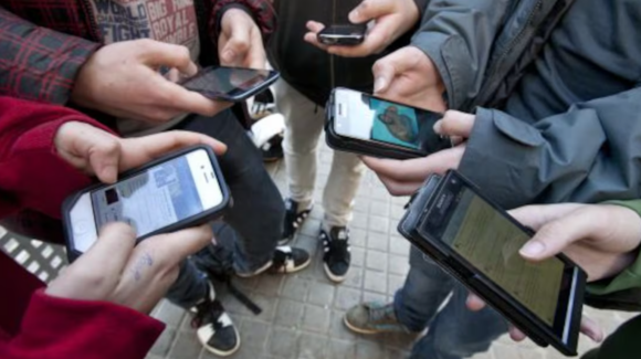 Más de 114 países regulan el uso de redes sociales para menores de edad, señala Unesco