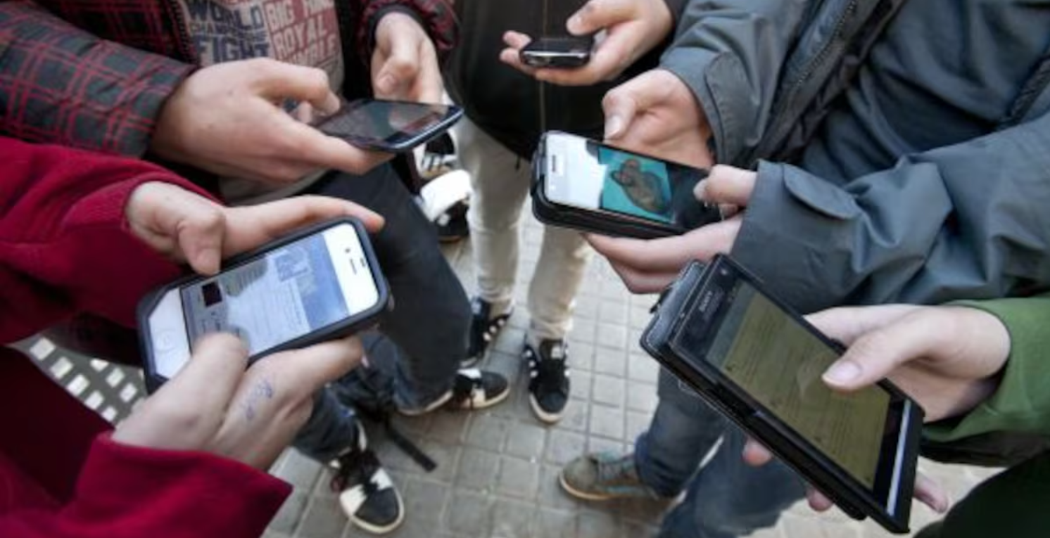 Más de 114 países regulan el uso de redes sociales para menores de edad