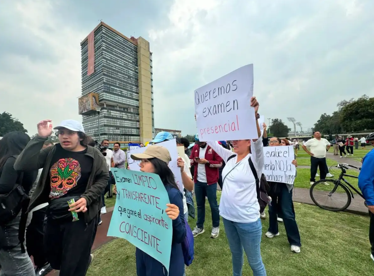 Profesores, alumnos y aspirantes de la UNAM marchan
