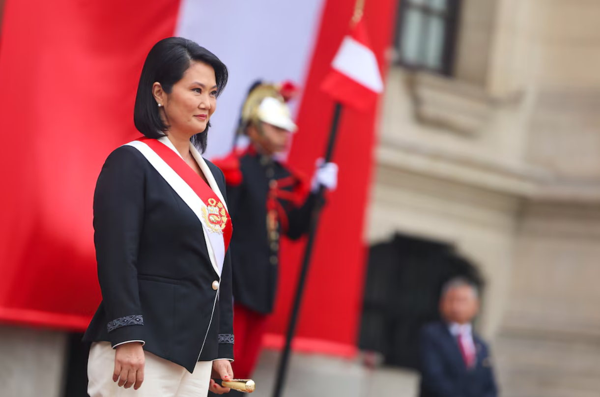 Fujimori recibe bastón de mando como jefa suprema de Fuerzas Armadas