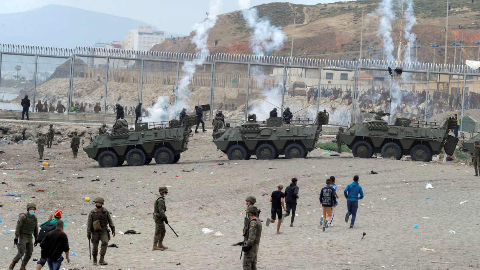 España despliega al Ejército en Ceuta por llegada masiva de migrantes